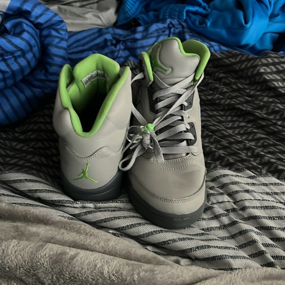 I’m selling air Jordan 5 retros the size is 8 mens basketball shoes - Picture 3 of 5